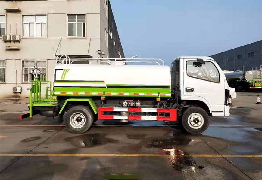 東風福瑞卡5方灑水車側(cè)方展示圖